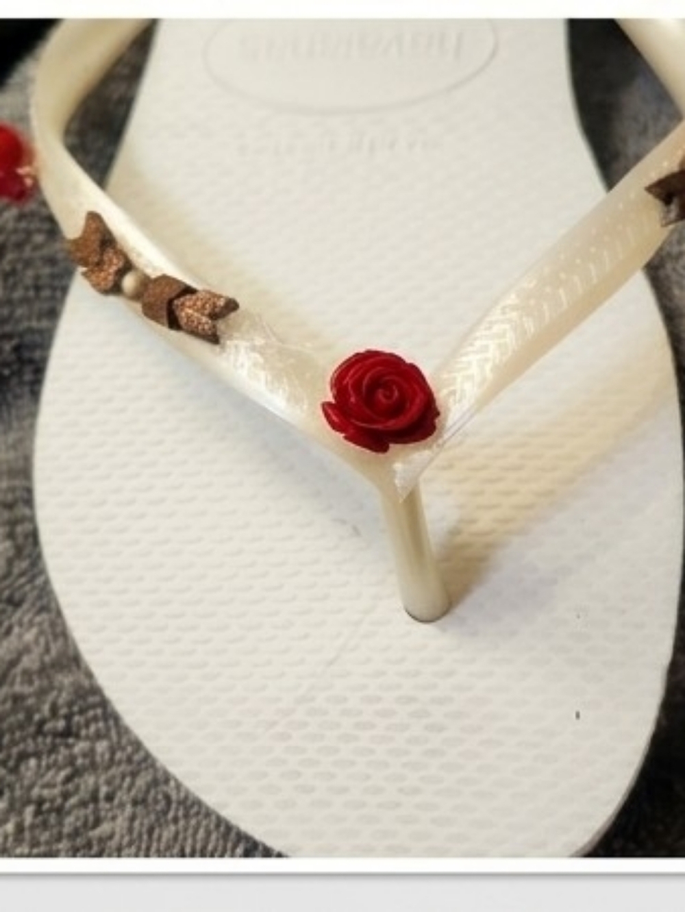 Havaianas RARE White Flip Flops with Red Rose and Chevron Design Size 7/8